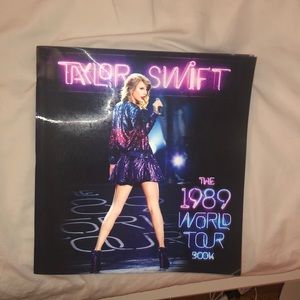 Taylor Swift the 1988 WORLD TOUR picture book